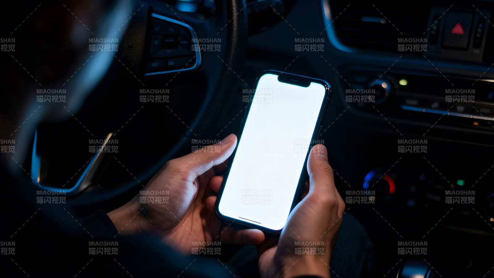 車內(nèi)用手機黑暗環(huán)境圖片