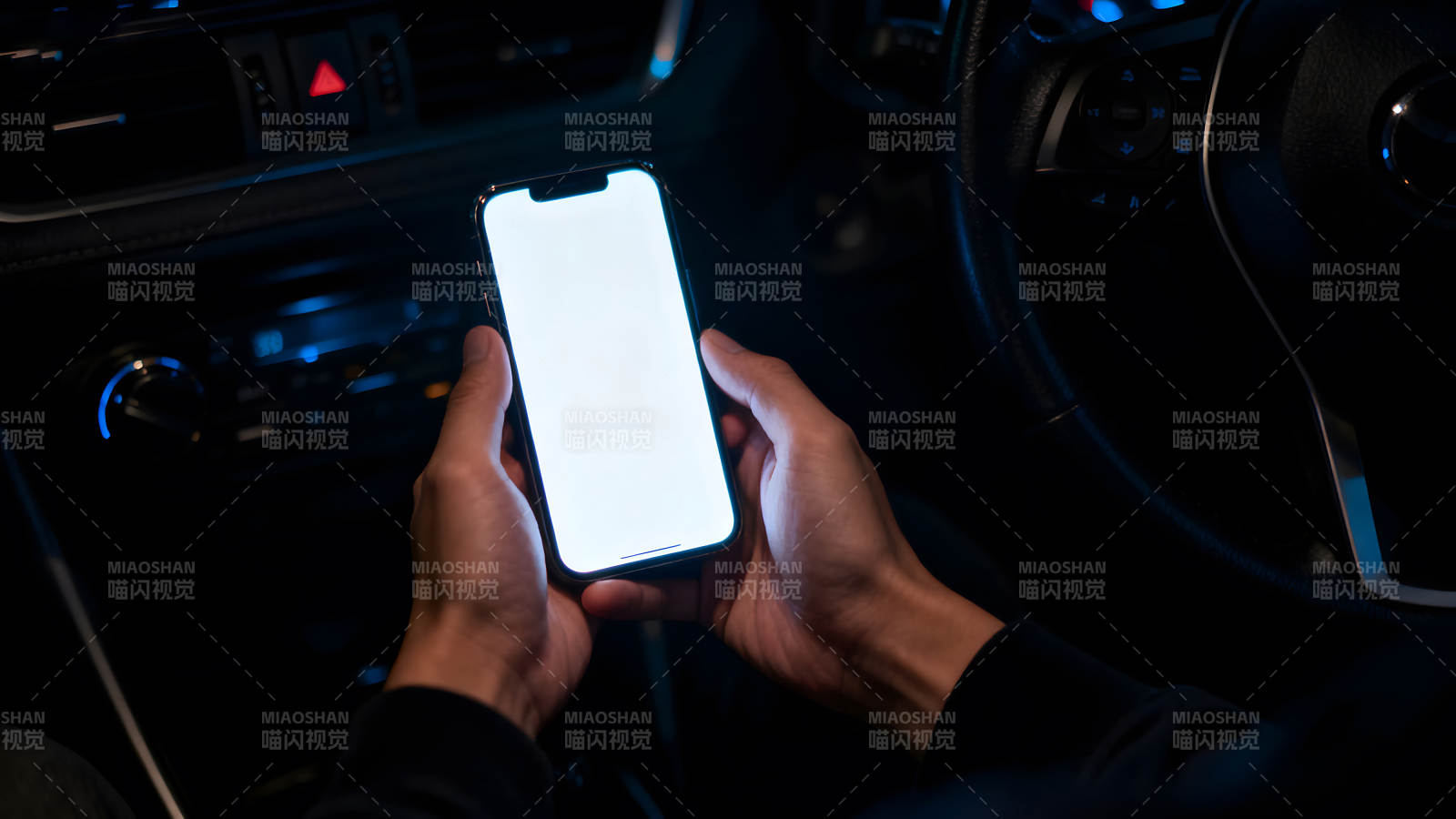 夜晚车内手持手机图片
