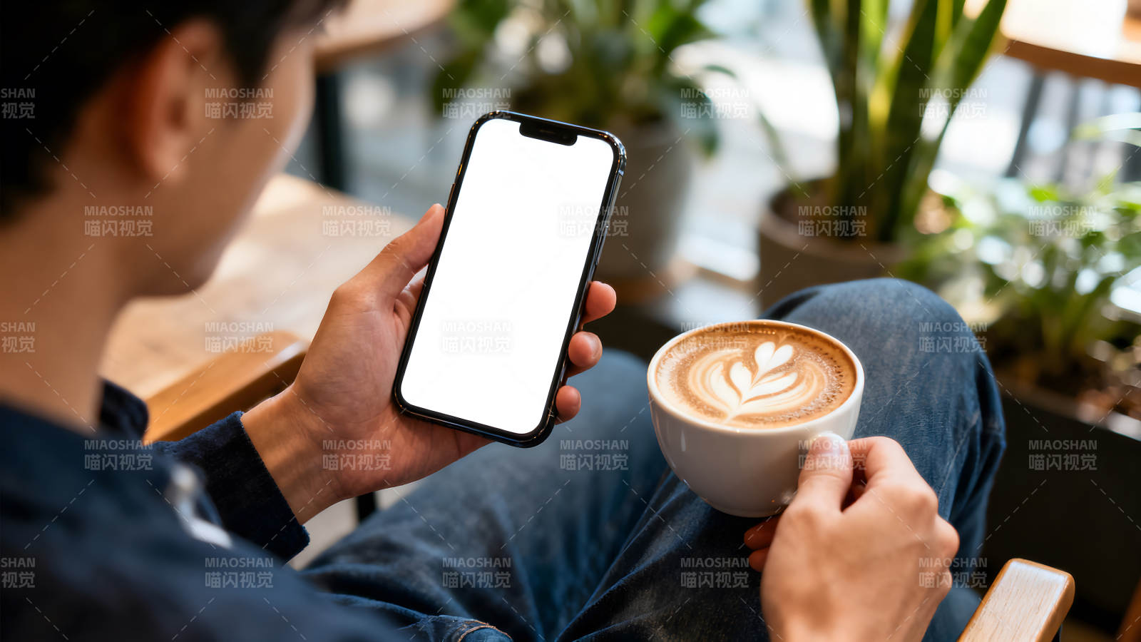 手持手机喝咖啡的休闲时光-图片