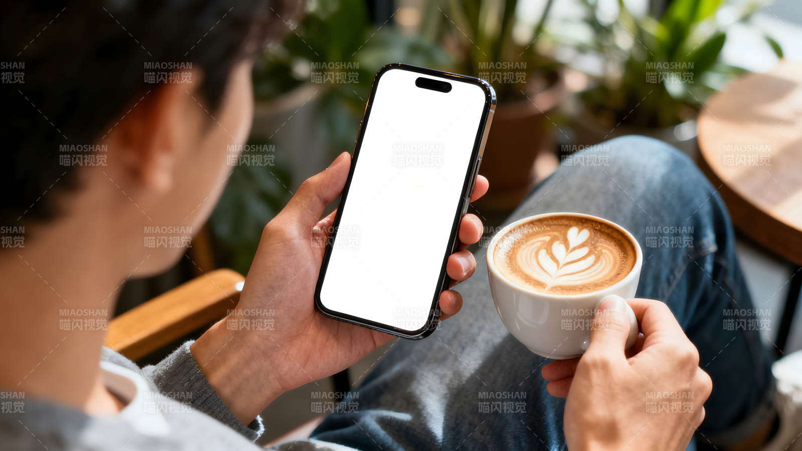 手持手机喝咖啡放松休闲-图片
