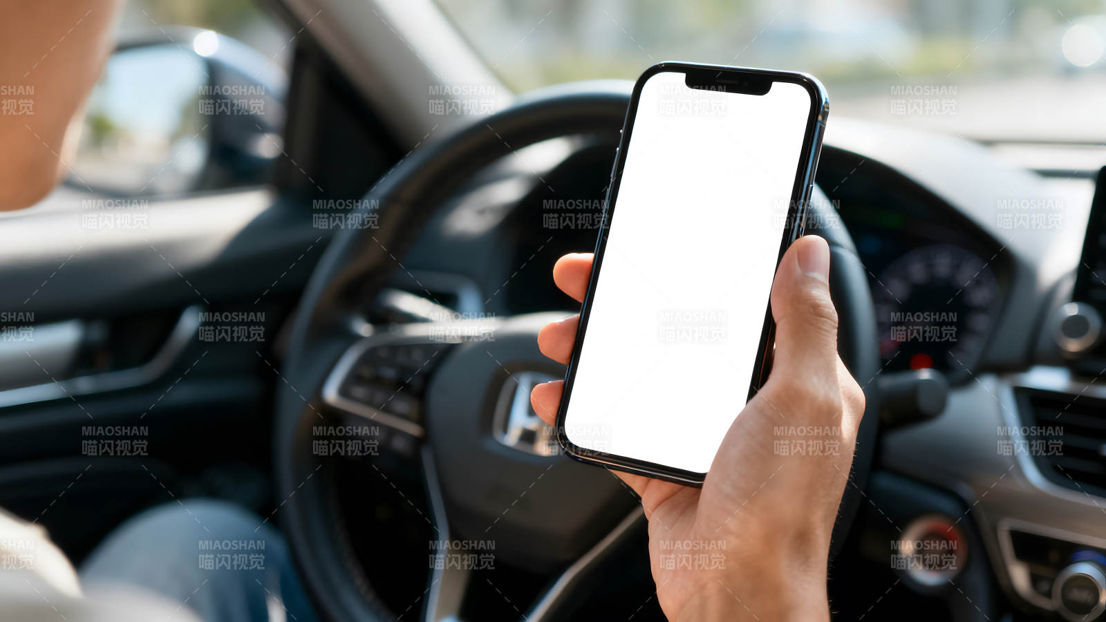 车内展示手机屏幕-图片