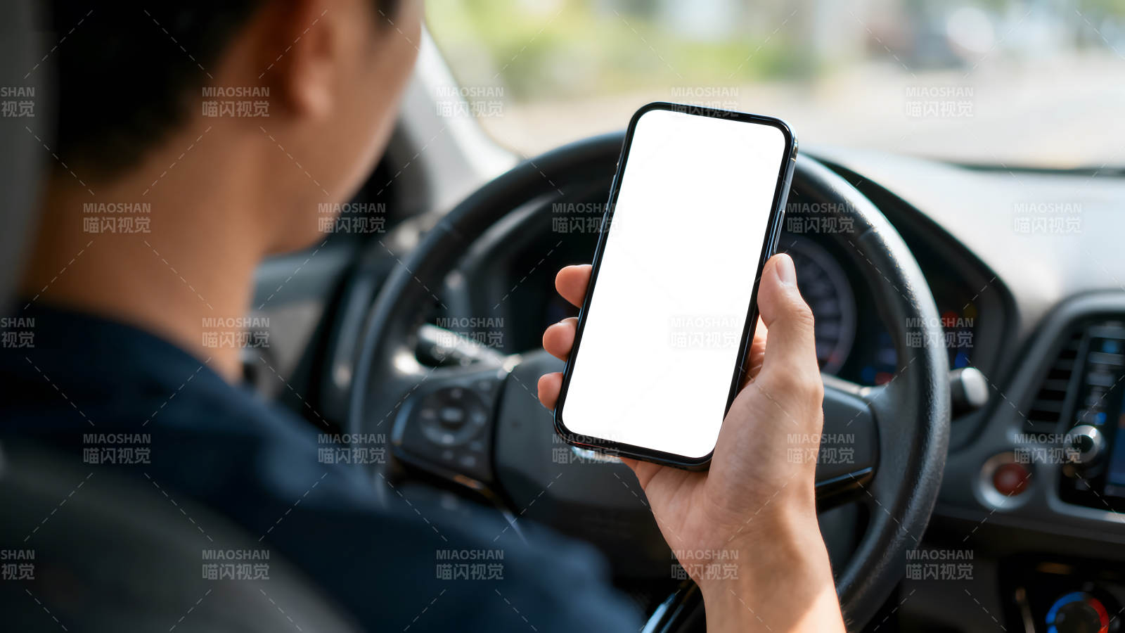 駕駛員手持手機(jī)查看界面圖片