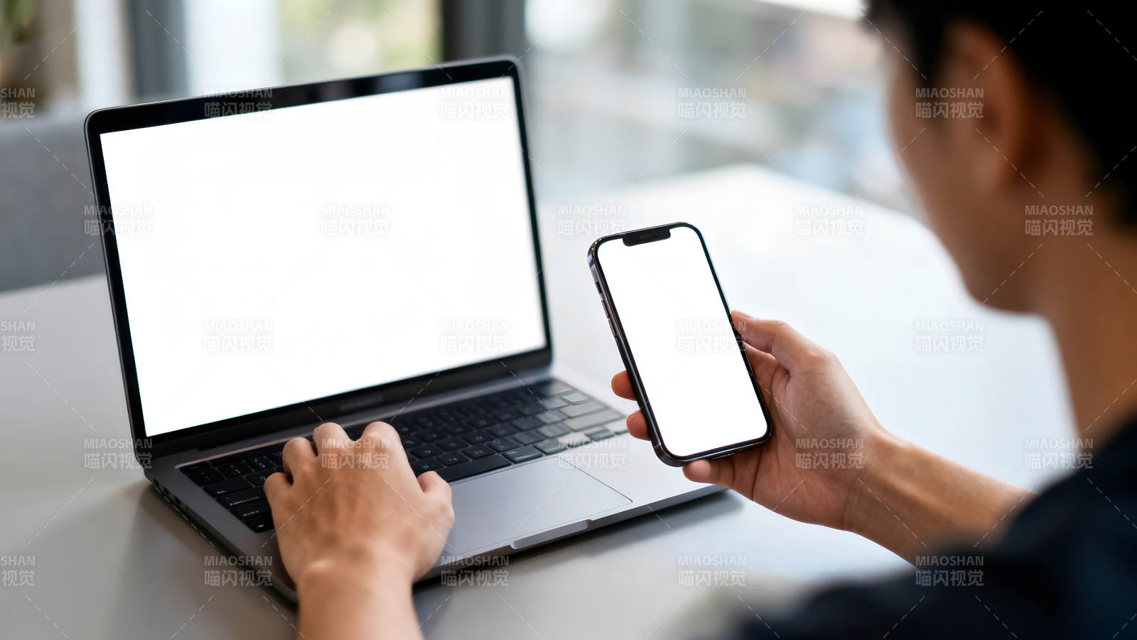 用户使用手机笔记本电脑工作-图片