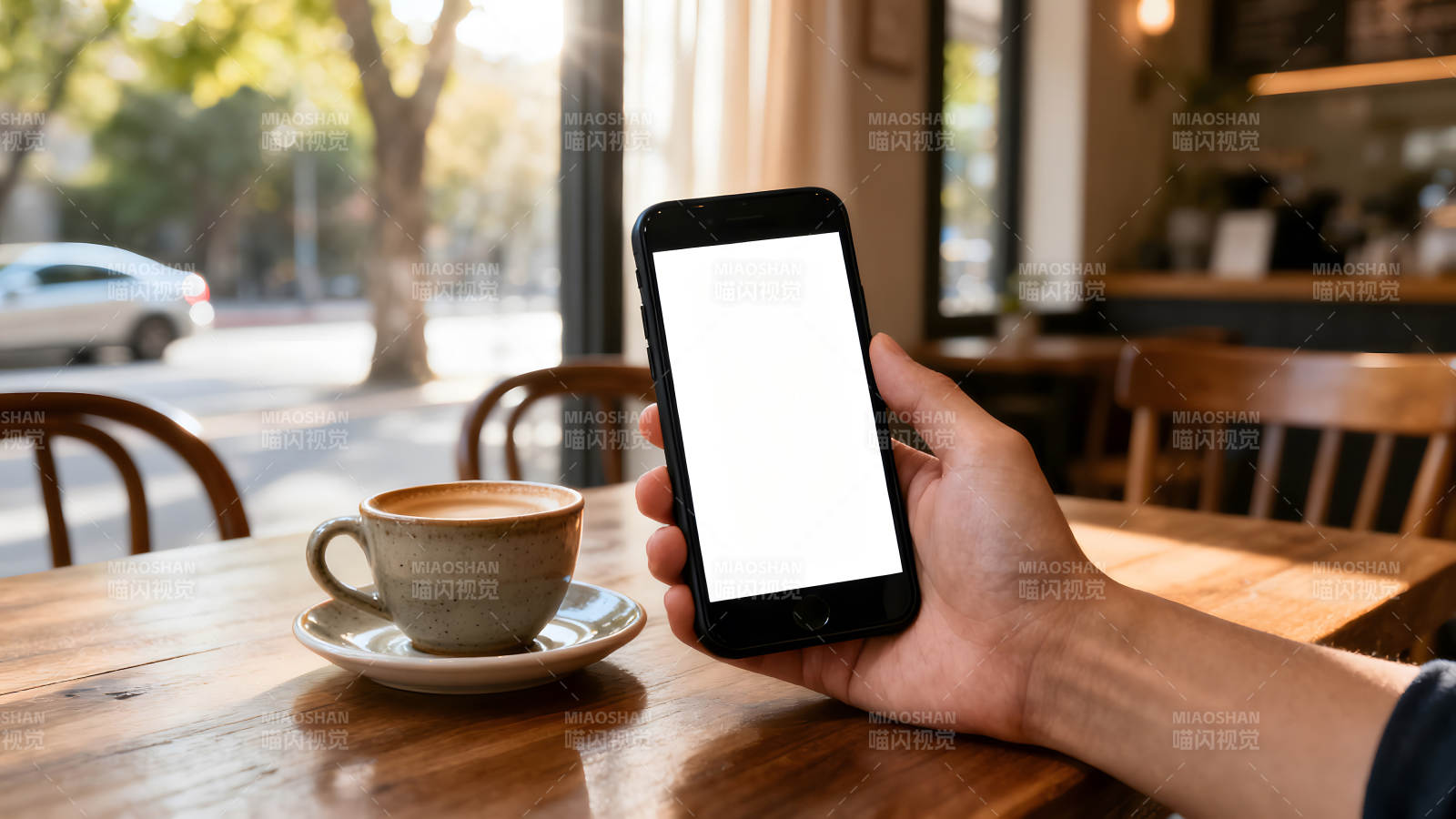 咖啡廳內(nèi)手持手機圖片