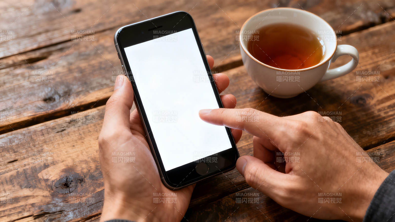 手机与茶杯手指触摸屏幕图片