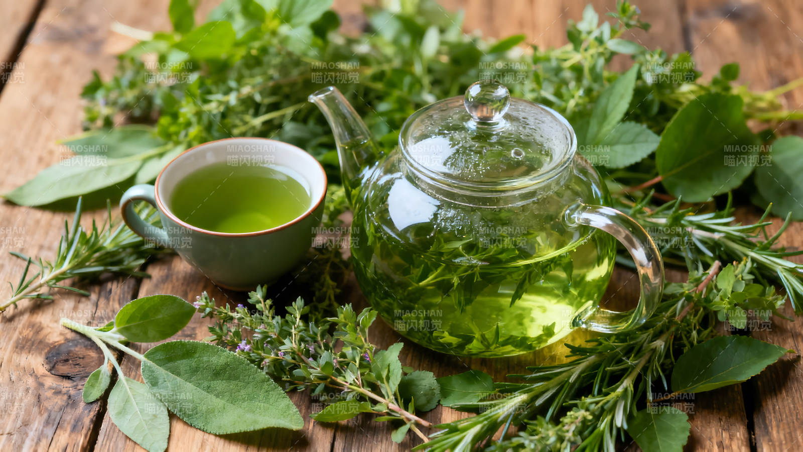 草藥茶與茶具的特寫-圖片