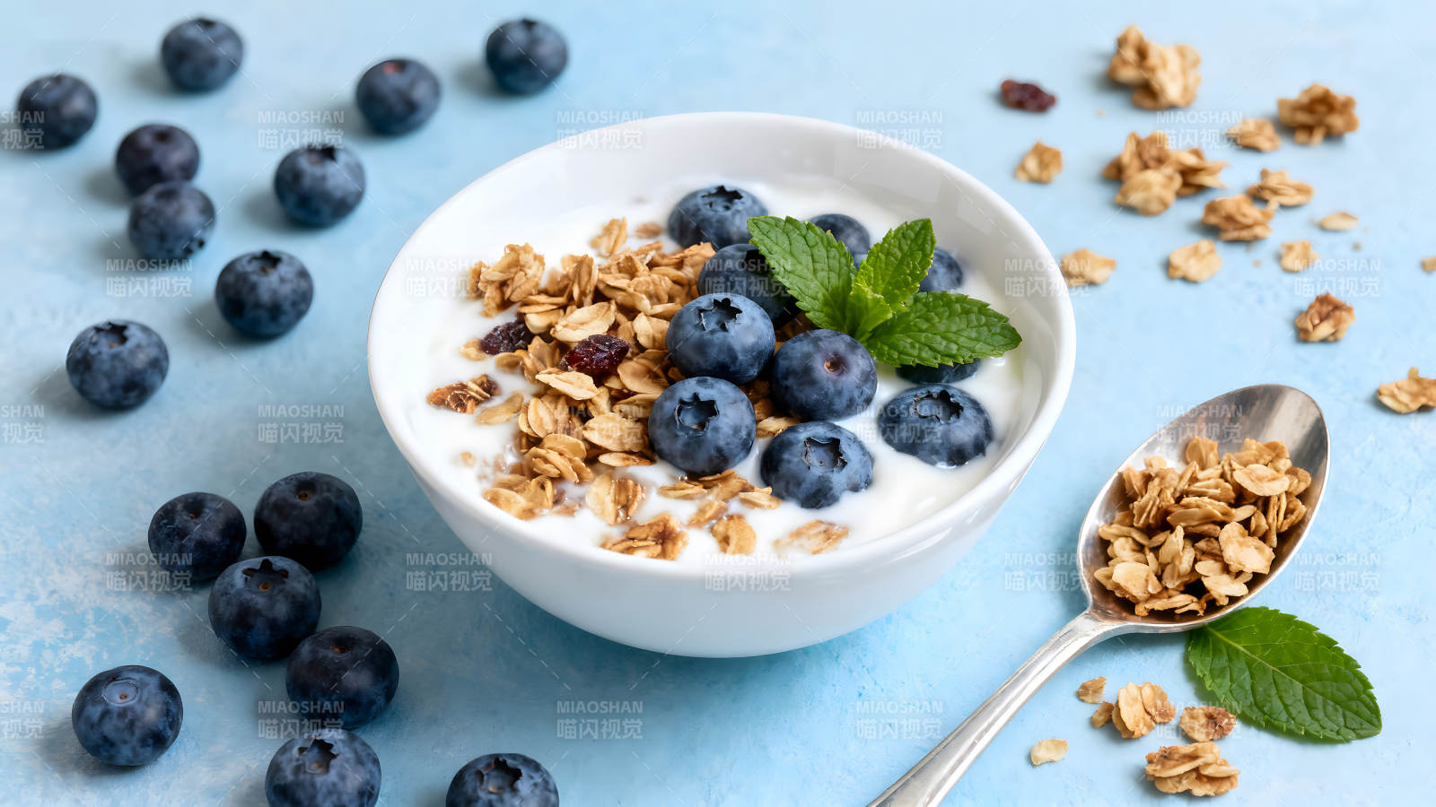 蓝莓酸奶碗搭配麦片薄荷叶图片