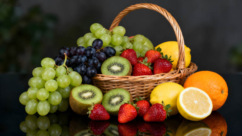 篮子里的水果组合静物图片-图片