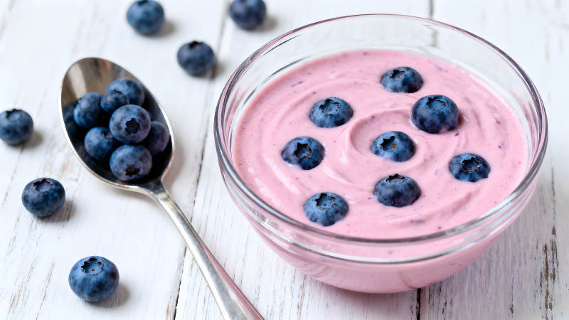 蓝莓酸奶和勺子简单的食物-图片