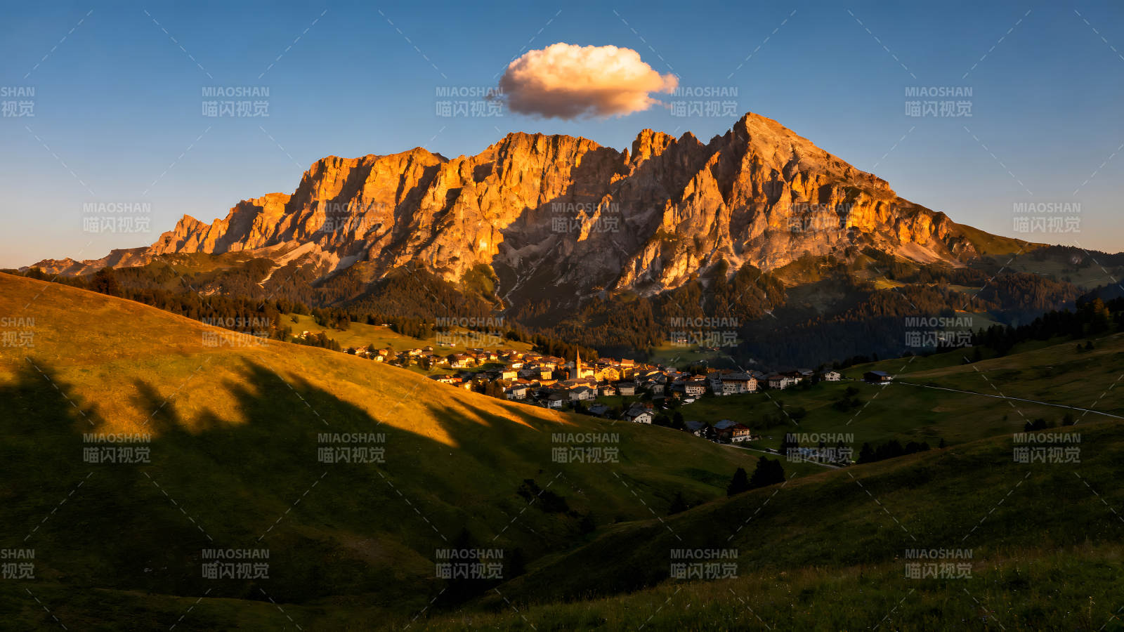 金色山脈下的村莊藍天白云-圖片