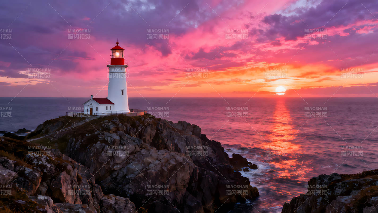 海邊燈塔迎接日出景象-圖片