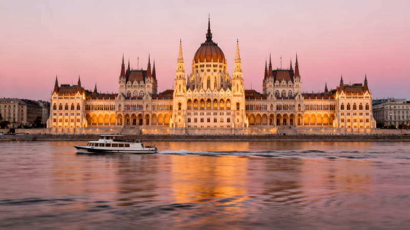 布達佩斯國會大廈夜景游船倒影-圖片