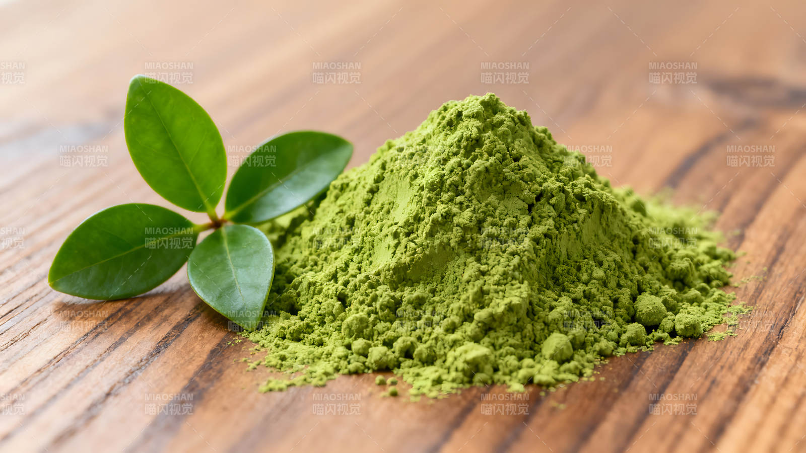 抹茶粉與綠葉特寫圖片