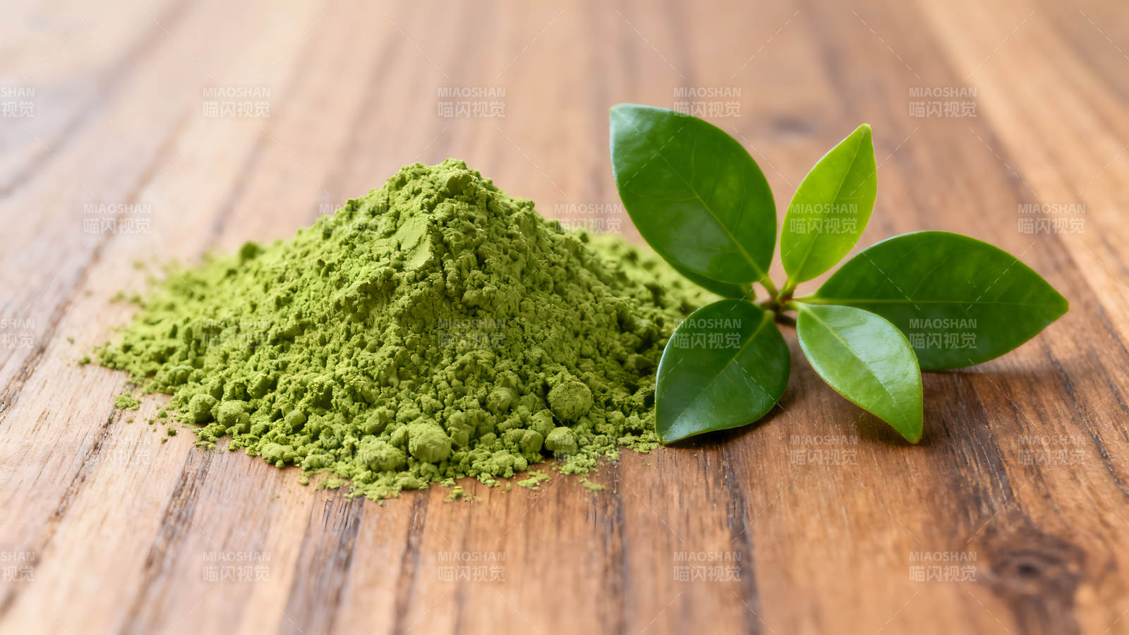 抹茶粉与绿叶的特写镜头-图片