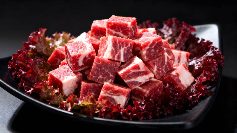 新鮮牛肉塊配紅葉菜-圖片