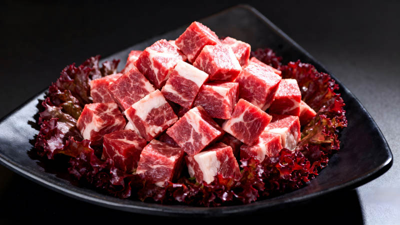 鮮美牛肉塊配紅葉菜-圖片