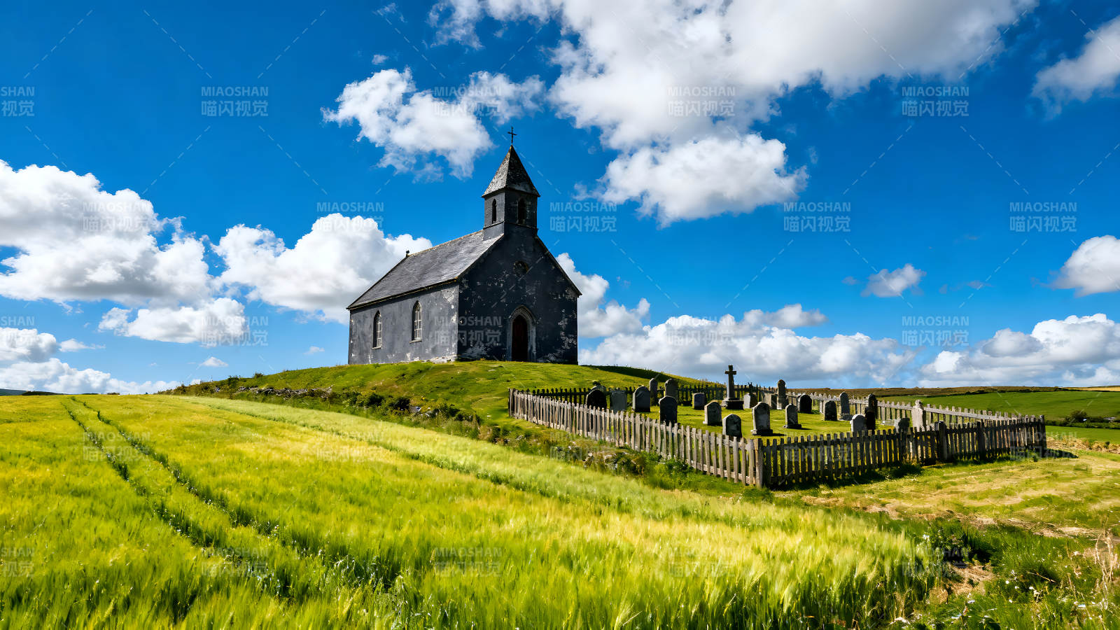 教堂墓地藍天白云綠草地-圖片