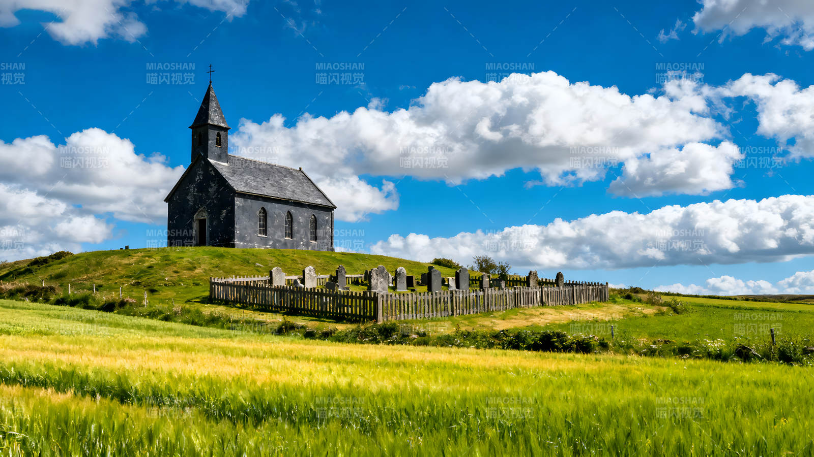 藍天下的教堂墓地田園風光宜人-圖片