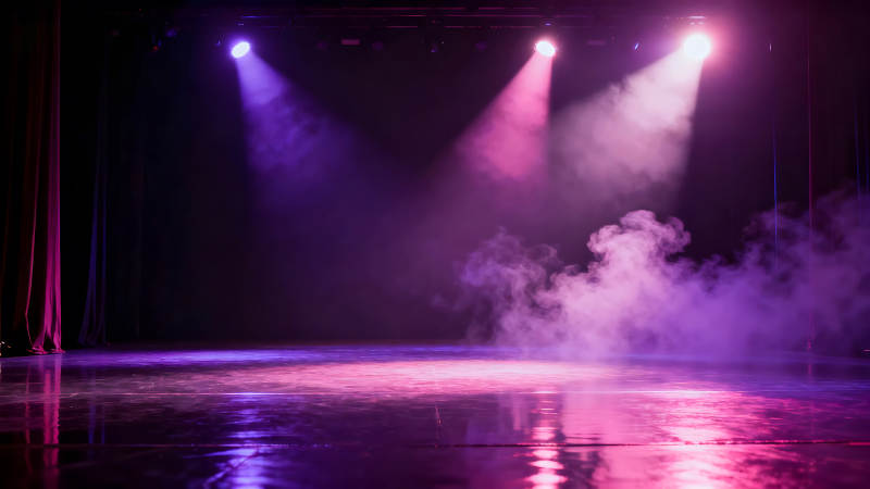 舞台灯光烟雾下的景象-图片