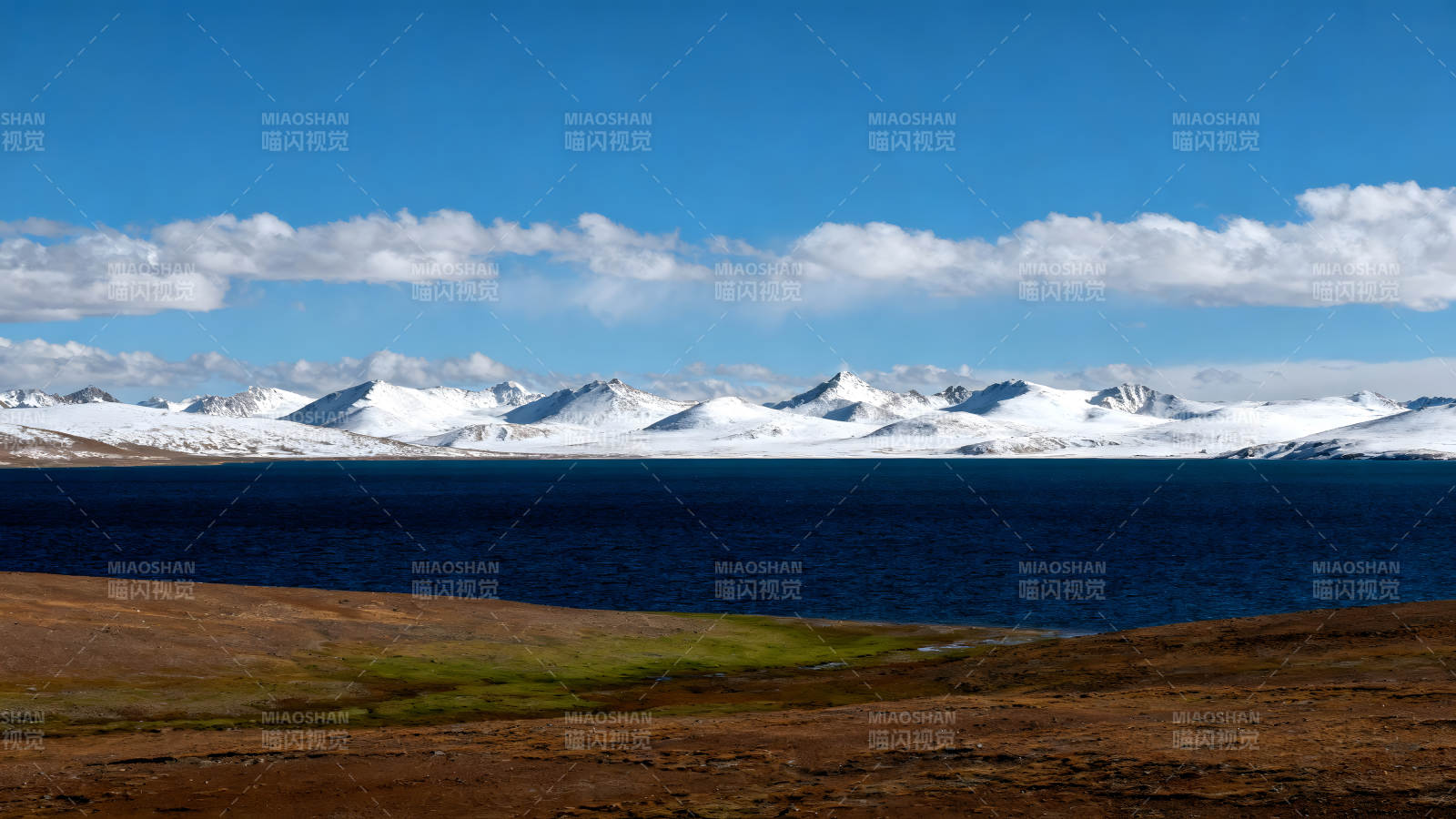 雪山蓝湖风光无限图片
