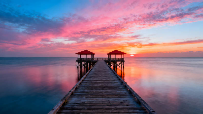 夕陽下碼頭景色迷人天空美麗如畫-圖片