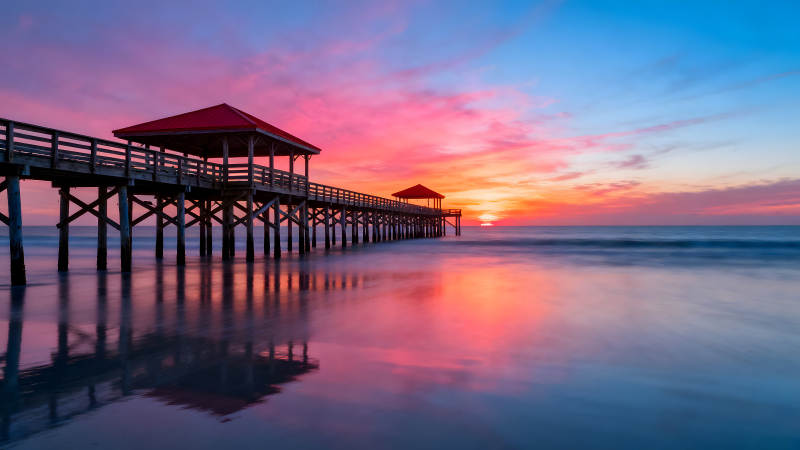 海邊日落碼頭景色絢麗多彩-圖片