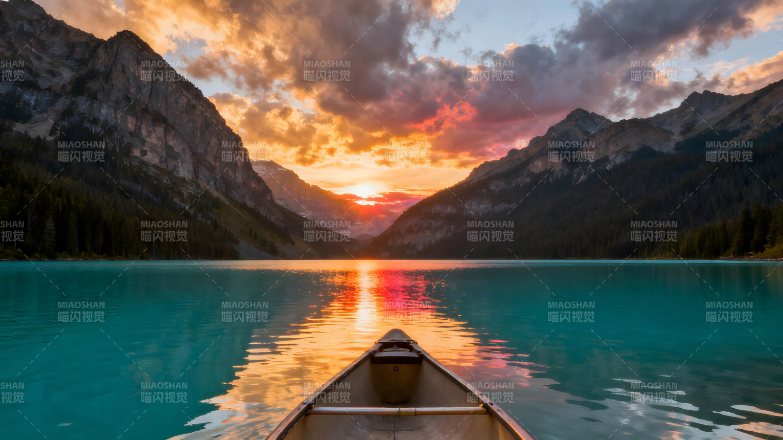 夕阳映湖面舟行山水间图片