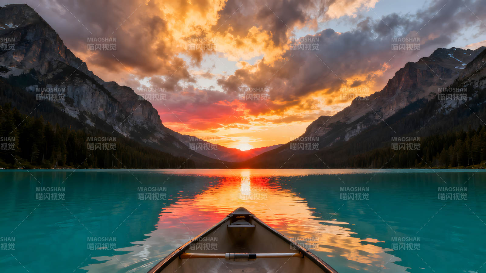 湖泊夕阳下的皮艇倒影-图片