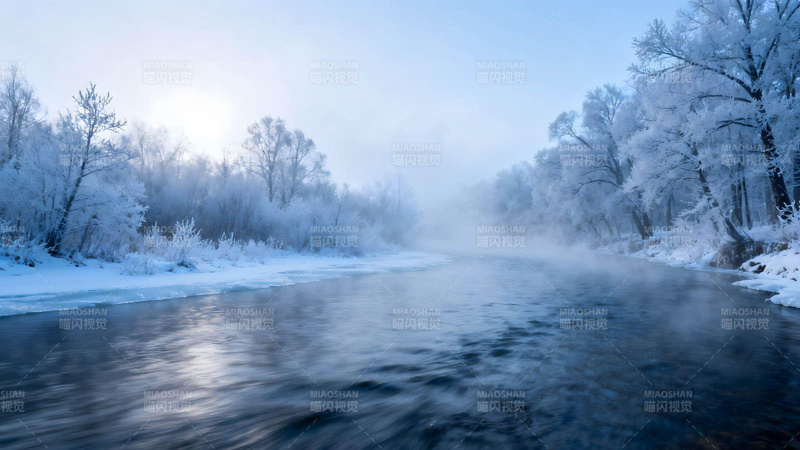 寒冬雾气笼罩下的河流与冰雪-图片