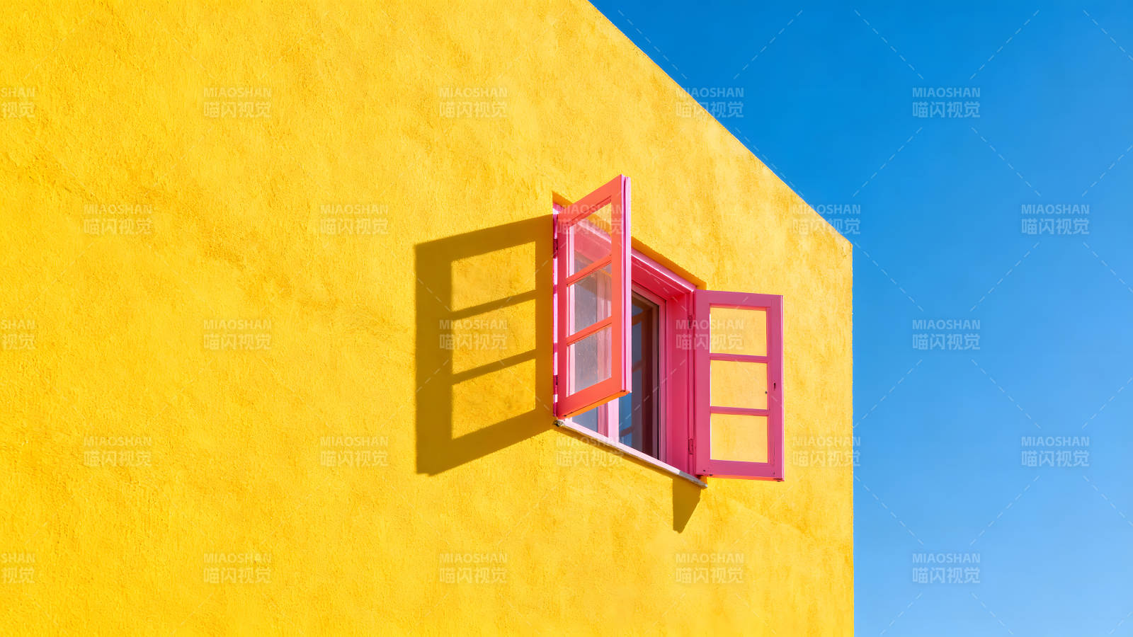 黃色建筑粉色窗戶天空藍色-圖片