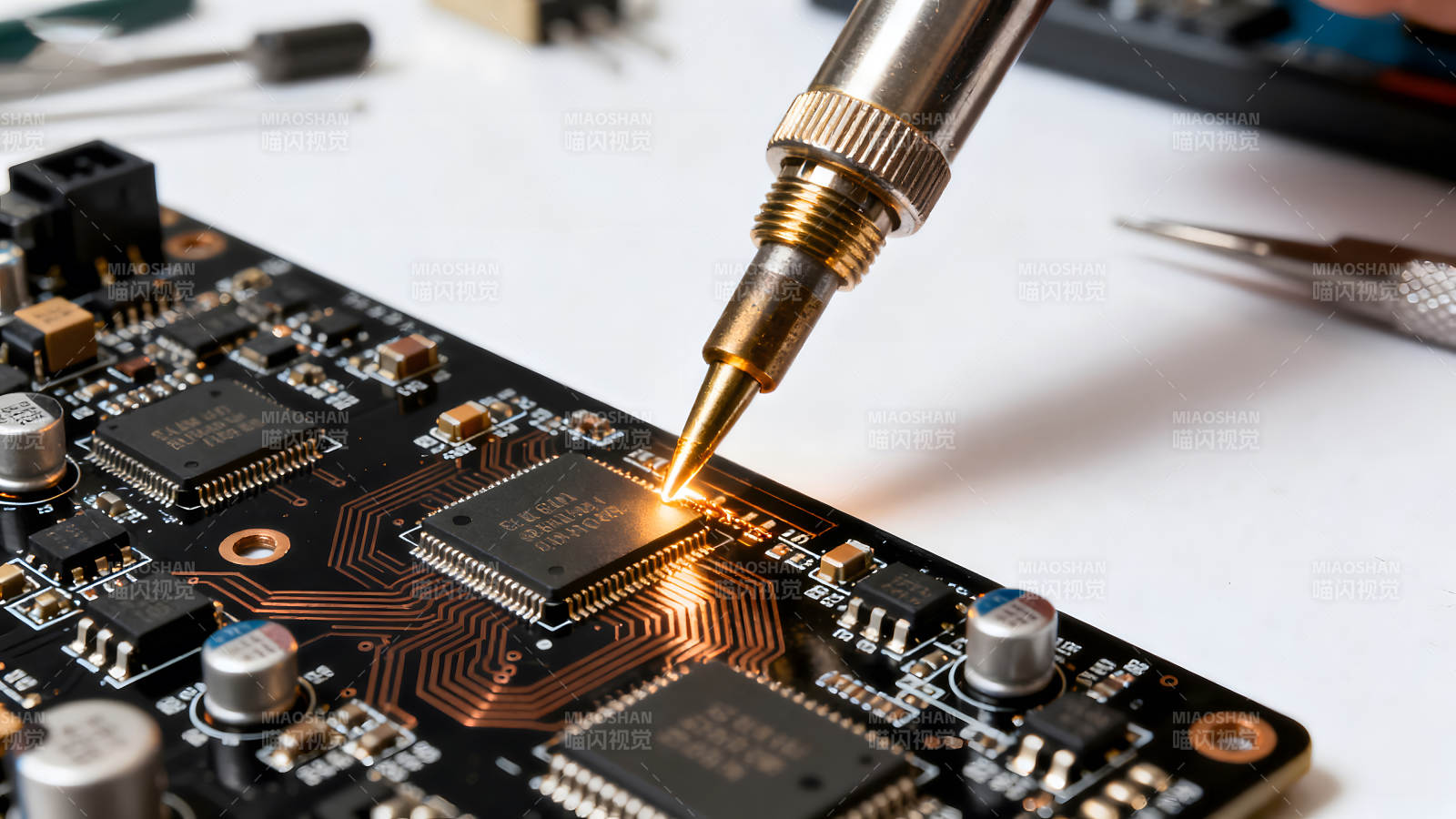 電路板焊接特寫畫面圖片