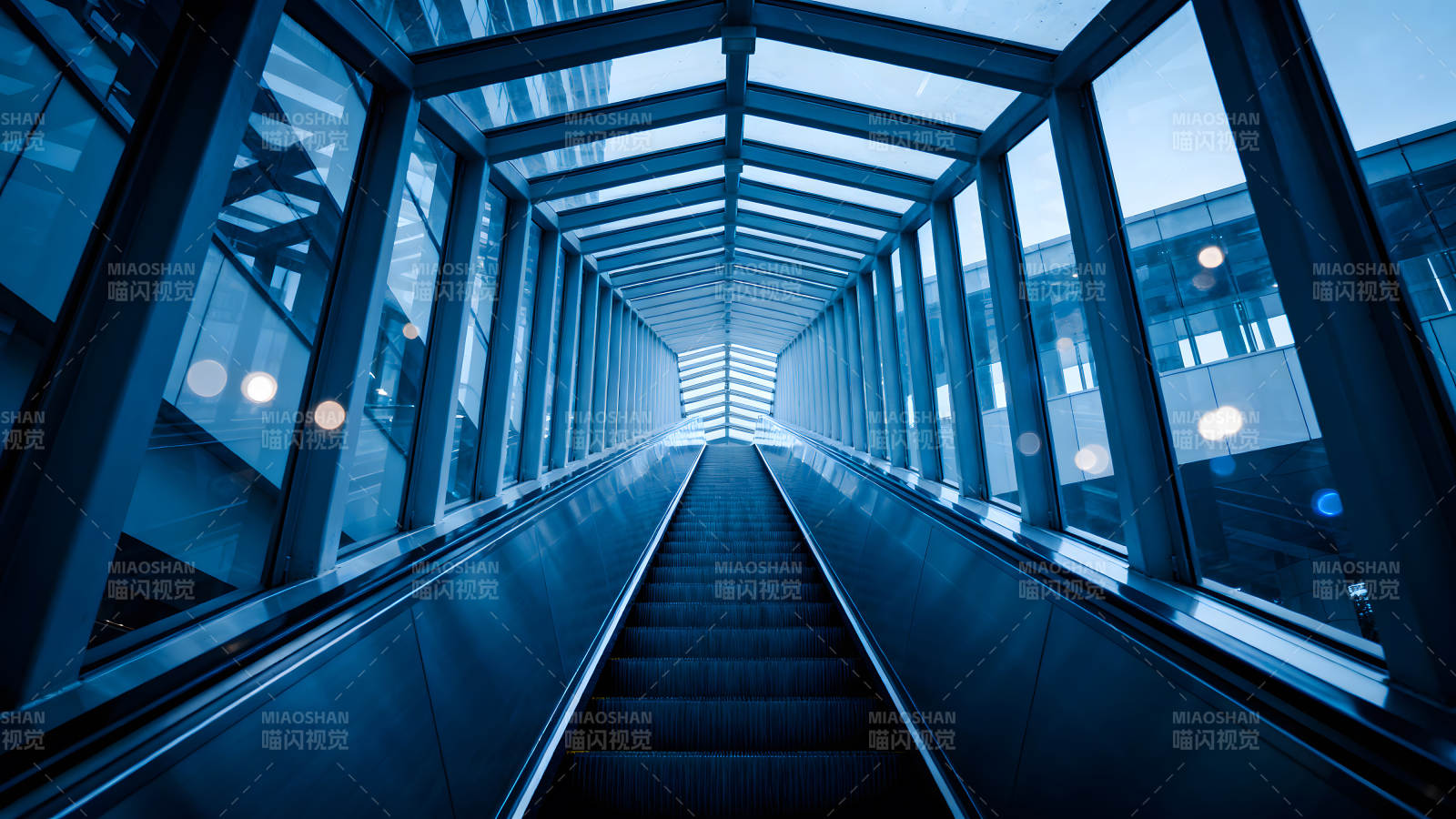 通往未来的电梯视角建筑结构感-图片