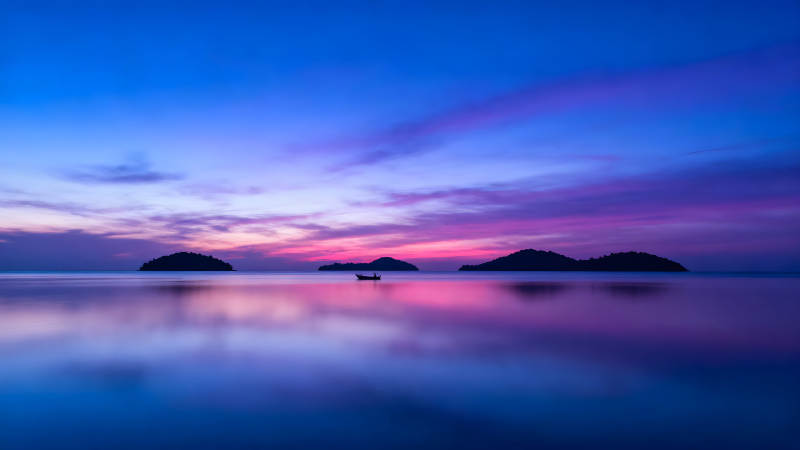 夕陽下的海面與島嶼美麗靜謐的景色-圖片