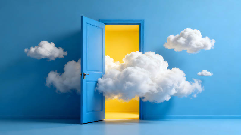 梦幻蓝色的门与云朵的奇妙组合图片