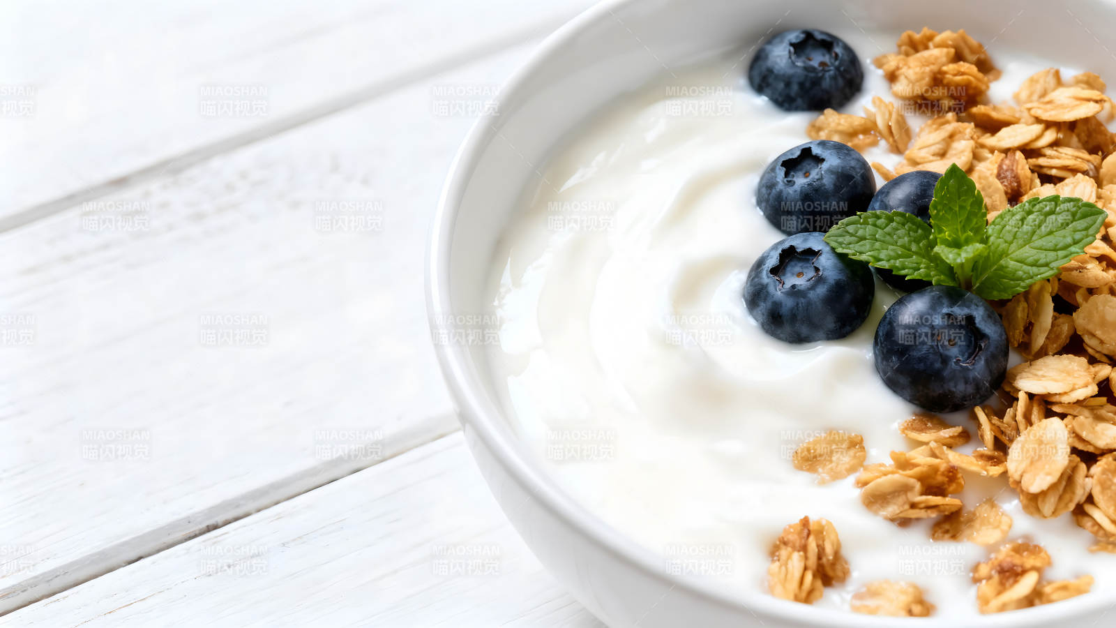 碗里有酸奶藍莓麥片圖片