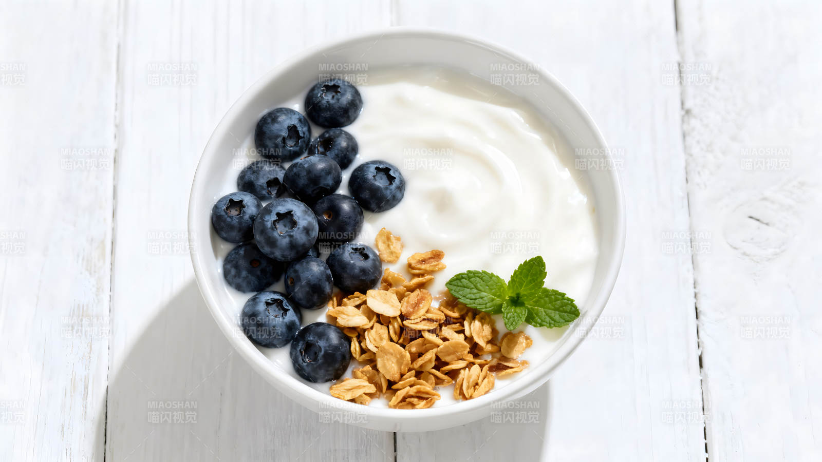 碗中酸奶配藍(lán)莓麥片薄荷葉圖片