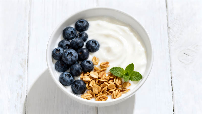 碗中酸奶配蓝莓麦片薄荷叶-图片