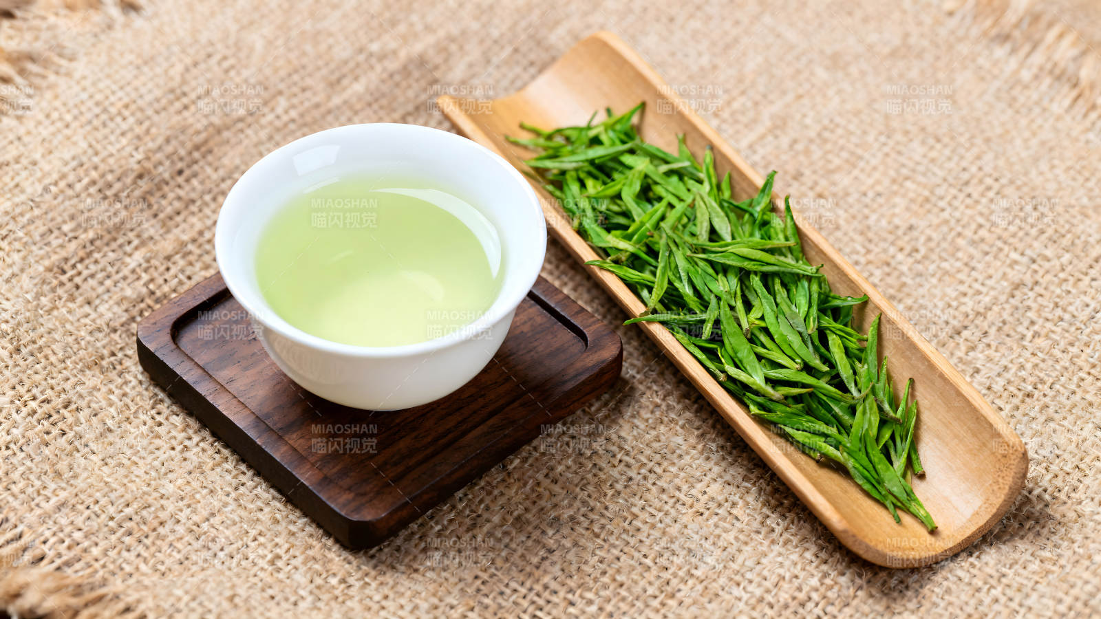 茶水與茶葉的特寫照片-圖片