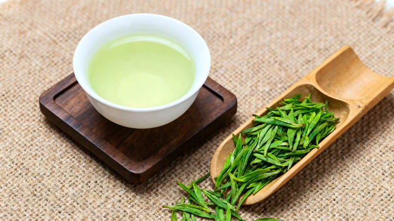 一杯綠茶配茶具和茶葉-圖片