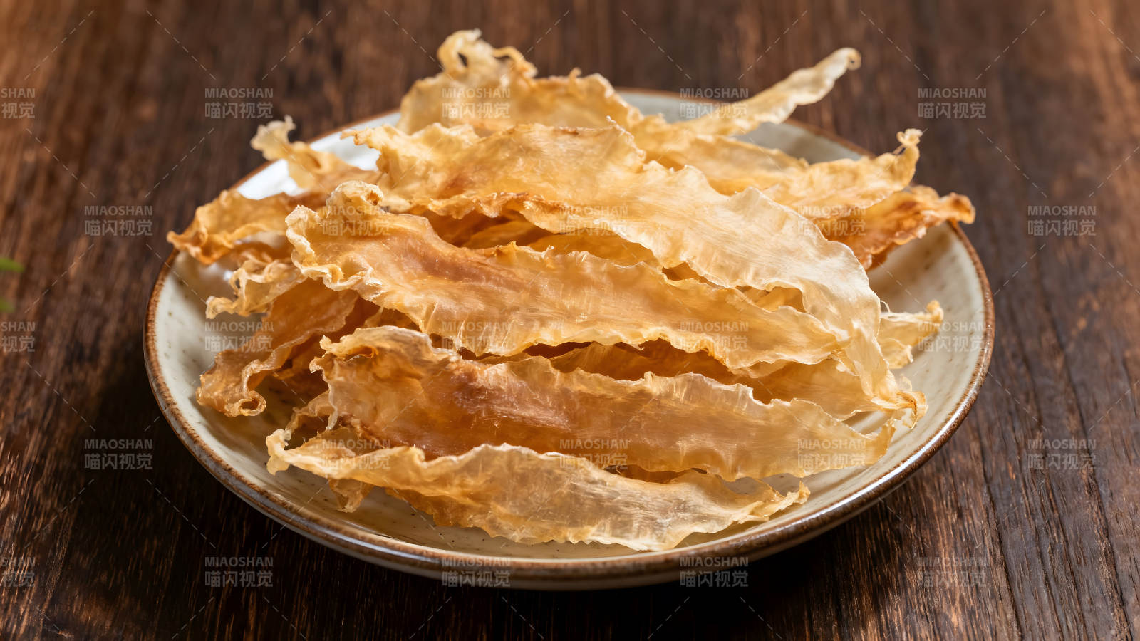 盤中魚膠片特寫琥珀色美味-圖片