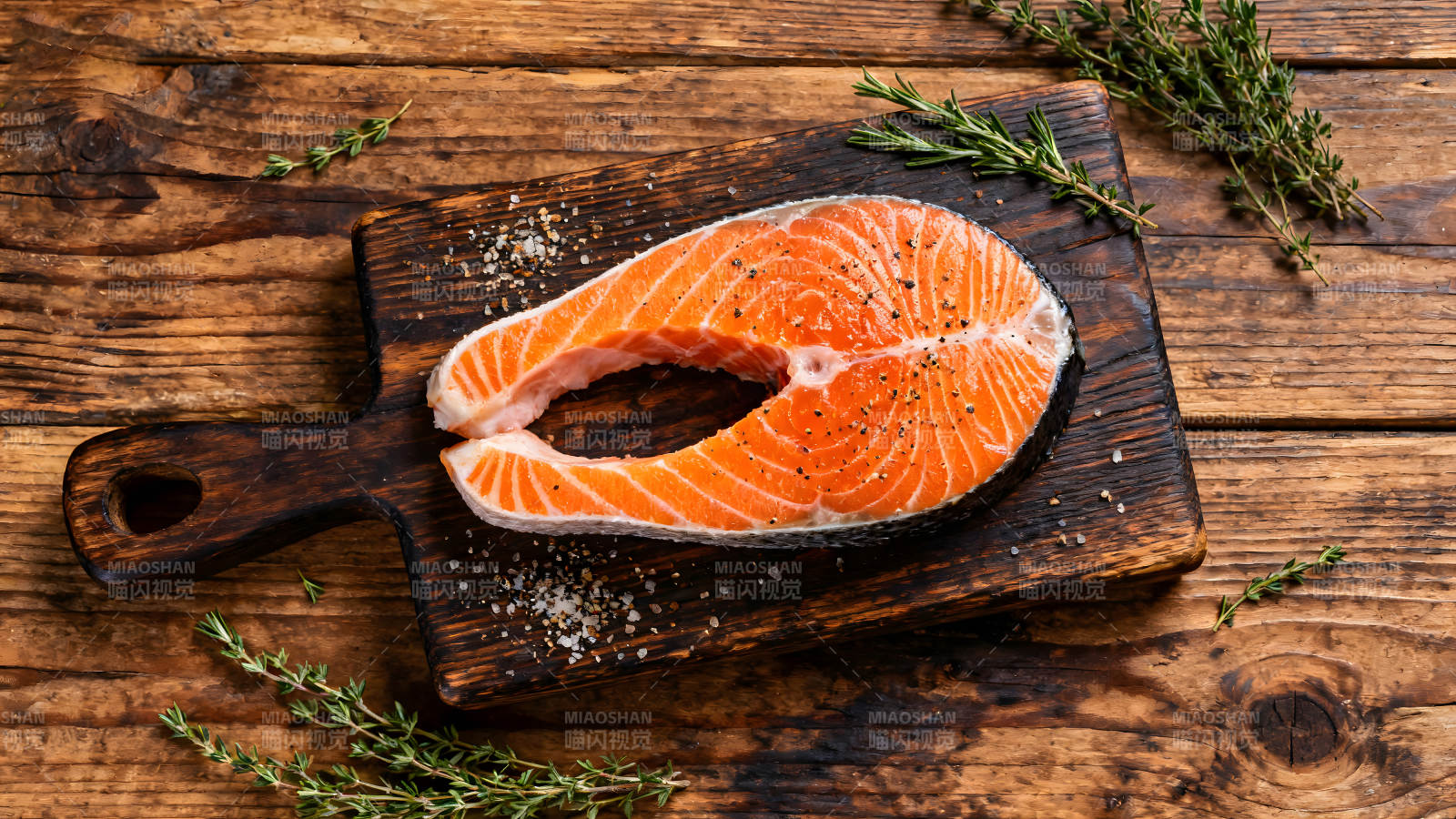 鮮美鮭魚(yú)配木板香草-圖片