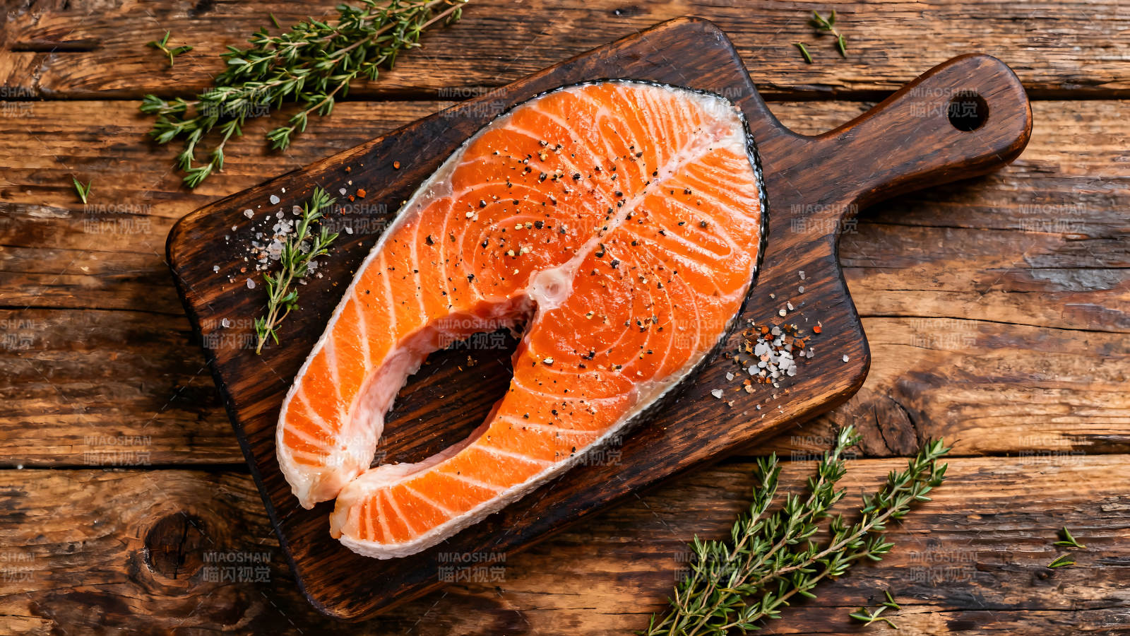 鲜美鲑鱼木板摆拍-图片