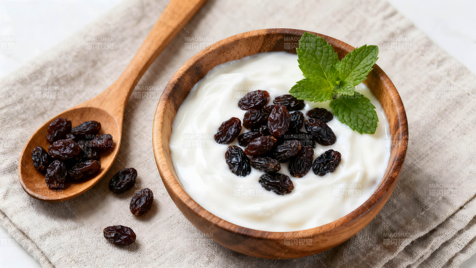 木碗酸奶配葡萄干圖片