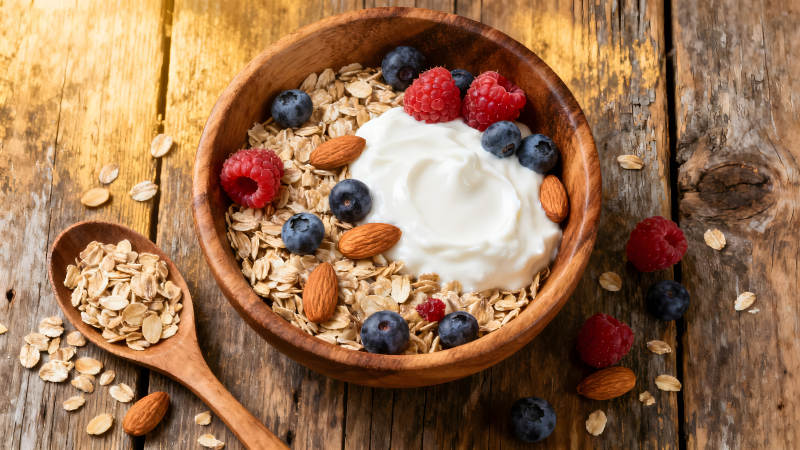 健康的早餐燕麦碗配水果-图片