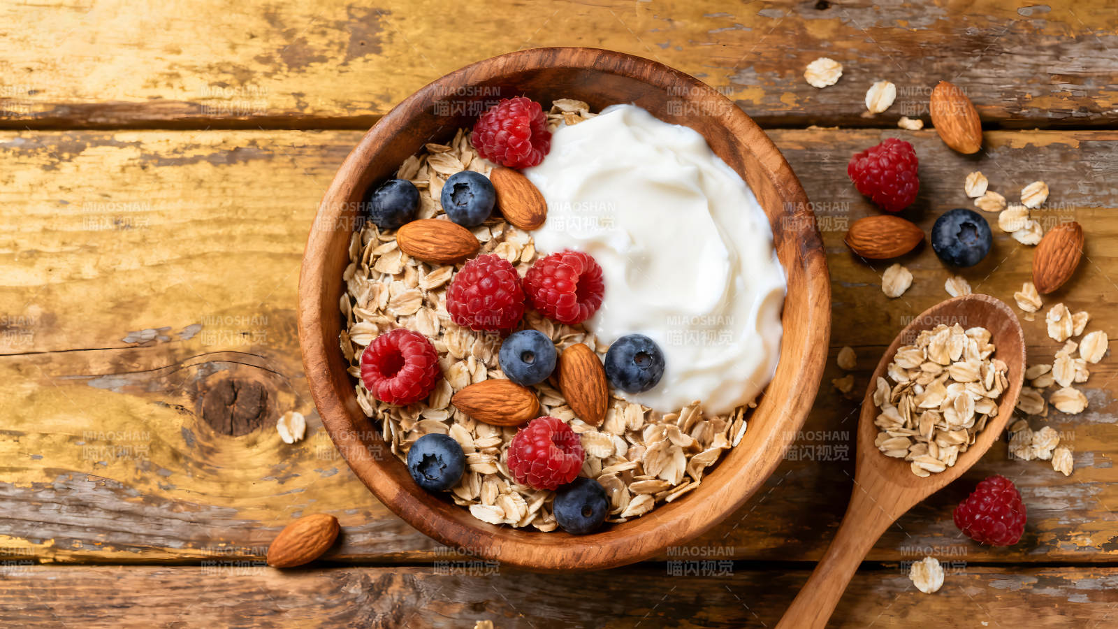 木碗燕麦与酸奶水果的特写-图片