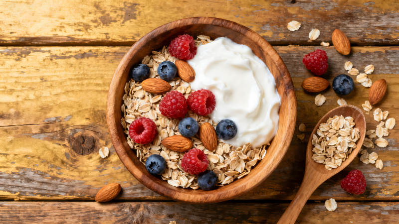 木碗燕麦与酸奶水果的特写-图片