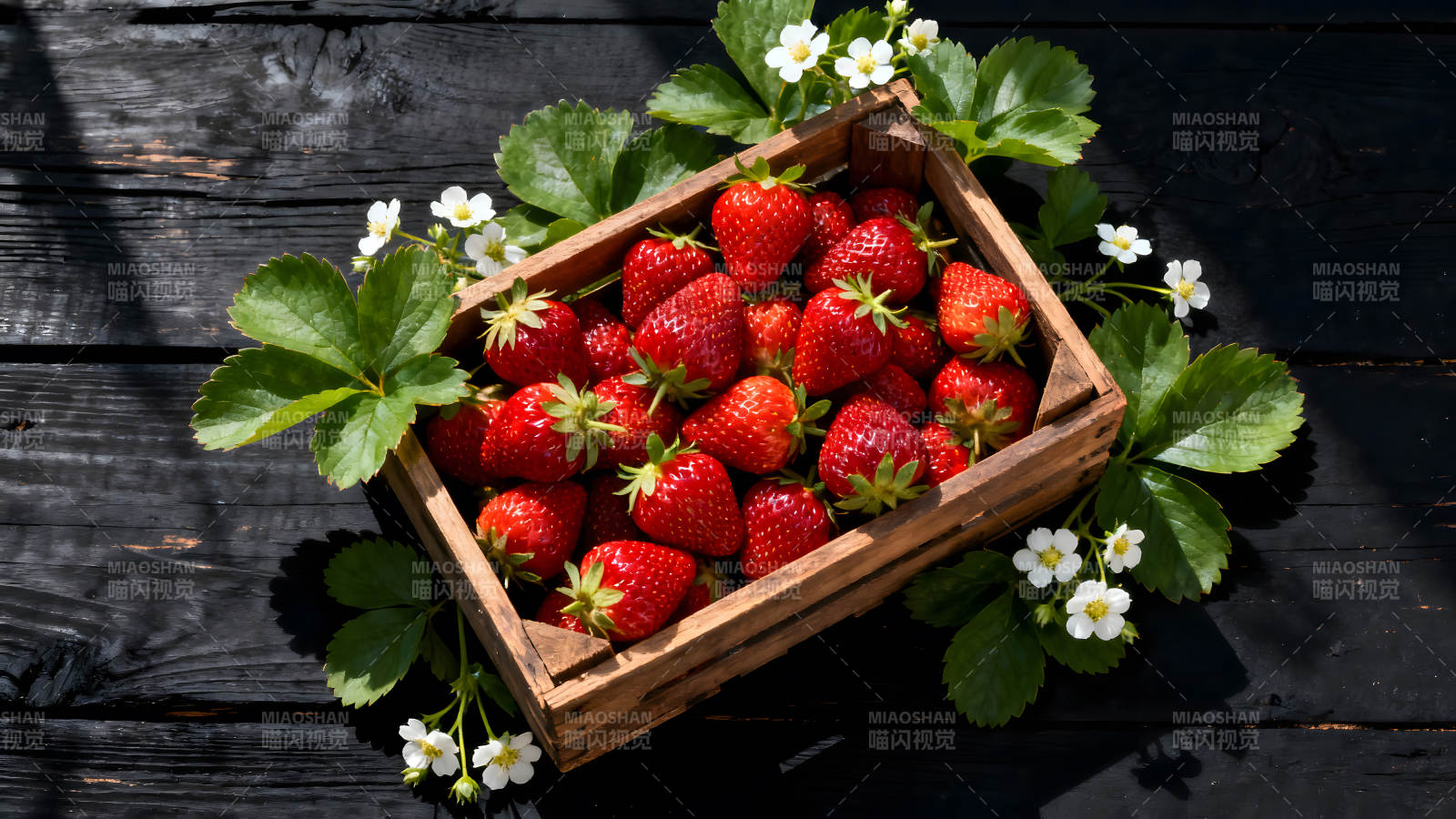 木盒草莓特写阳光下的新鲜草莓-图片