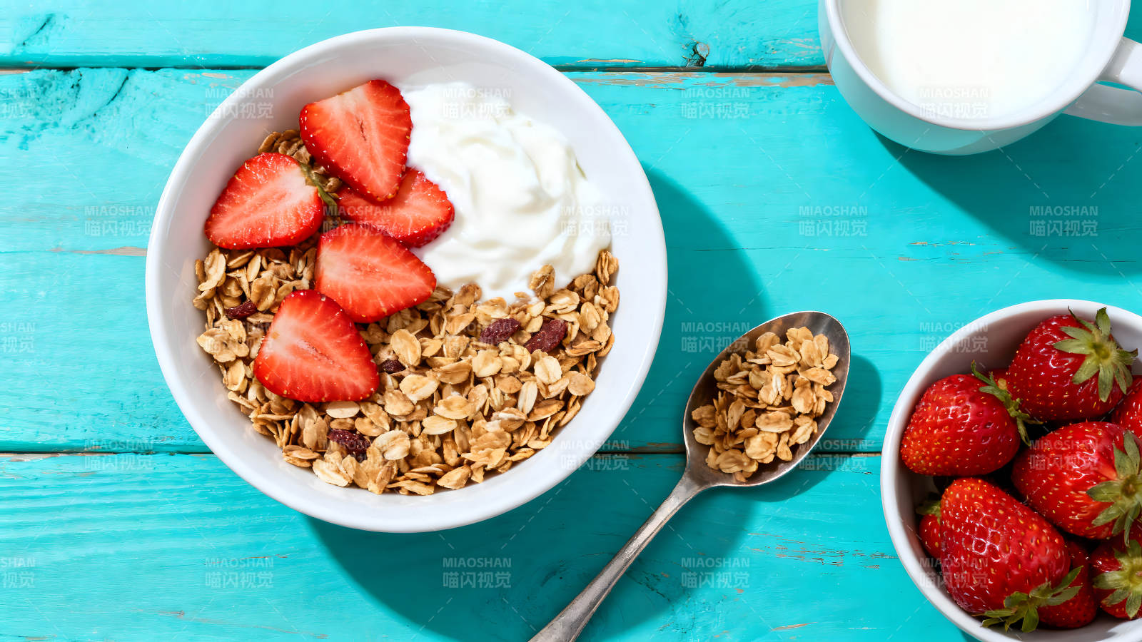 早餐碗里的谷物草莓酸奶圖片