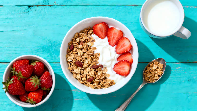 早餐燕麦草莓酸奶特写-图片