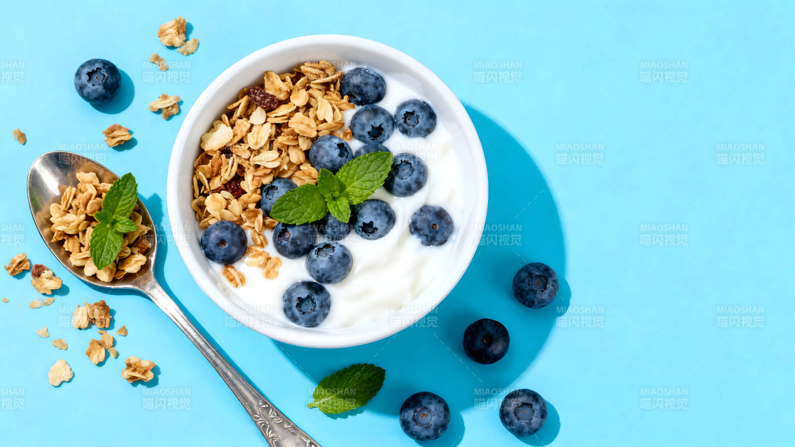 碗里有酸奶和藍莓-圖片